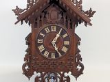 une horloge posée sur une surface blanche