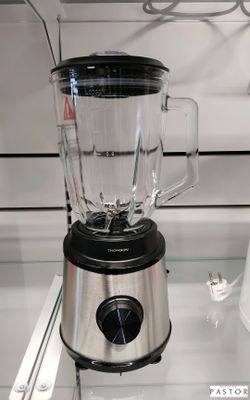 un mixeur posé sur une étagère en verre