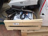 un tas d'appareils électroniques posés sur une palette à l'arrière d'un camion
