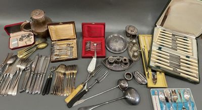 de nombreux types d'argenterie et de l'argenterie sur la table