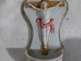 une figurine d'un crucifix sur une surface blanche