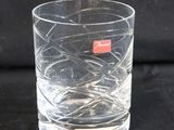 un verre orné d'un autocollant rouge sur fond noir