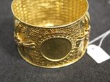 Gros plan sur un bracelet en or portant une étiquette