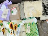 une valise pleine de vêtements posée sur un canapé