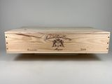 un gros plan d'une boîte en bois sur laquelle figure un dessin