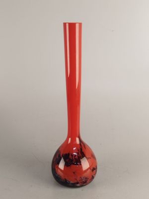 un vase rouge posé sur une table