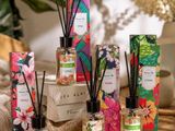 un assortiment de roseaux et de bougies sur une table ornée de fleurs