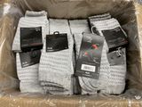 quatre paires de chaussettes dans une boîte, avec leurs étiquettes