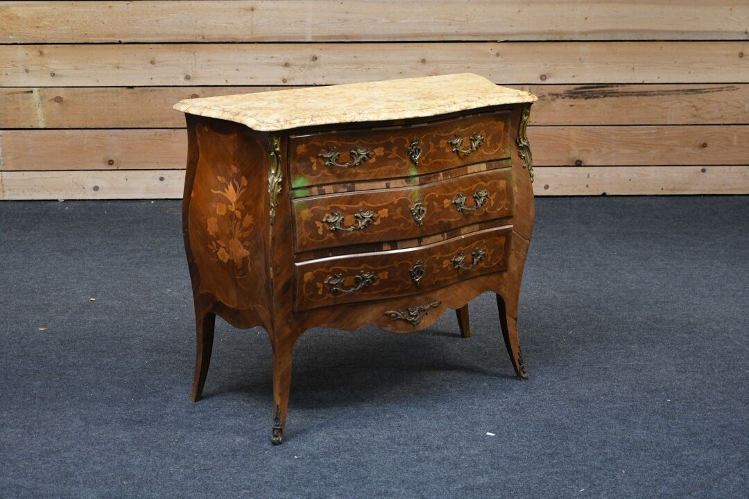Commode bombée et galbée en façade et sur les côtés en bois …