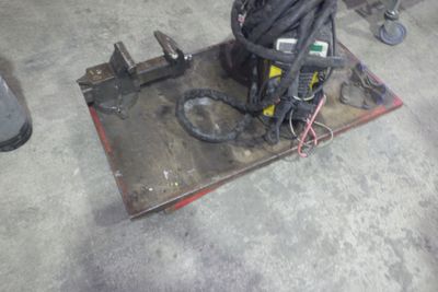 une machine posée sur le sol du garage