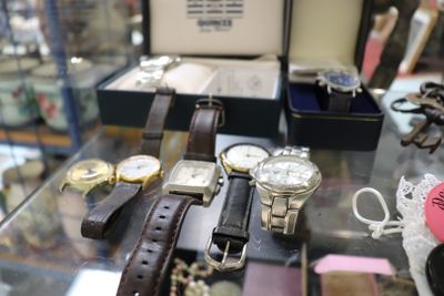 de nombreuses montres différentes exposées dans une vitrine