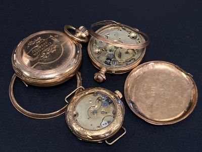 Quatre types différents de montres de poche sont présentés sur un fond noir