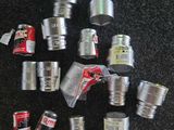 de nombreuses canettes de bière et de soda par terre