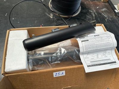 une boîte contenant un objet noir, posée sur une table
