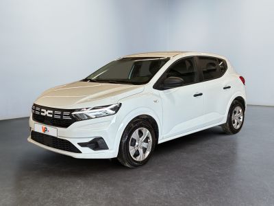 La voiture blanche est garée dans une pièce au sol gris