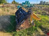 un bulldozer qui se trouve au milieu d'un champ