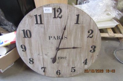 une horloge posée sur une table dans une pièce
