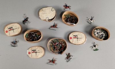 de nombreux petits bols en bois contenant des épingles et des vis