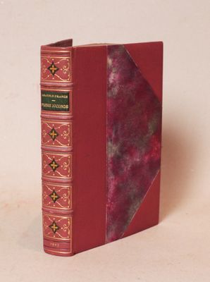 un livre rouge avec une étoile dorée sur la couverture