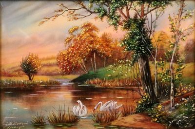 un tableau représentant des cygnes nageant dans l'eau près des arbres