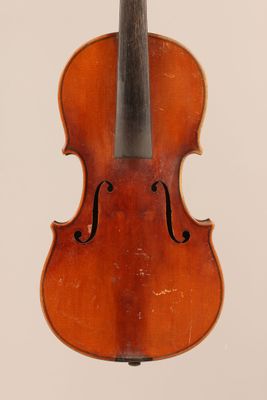 un vieux violon avec un archet accroché à son dos