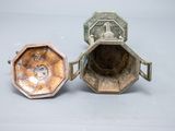 deux petits objets métalliques posés sur une table