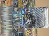 beaucoup de cartes pokemon différentes sur la table