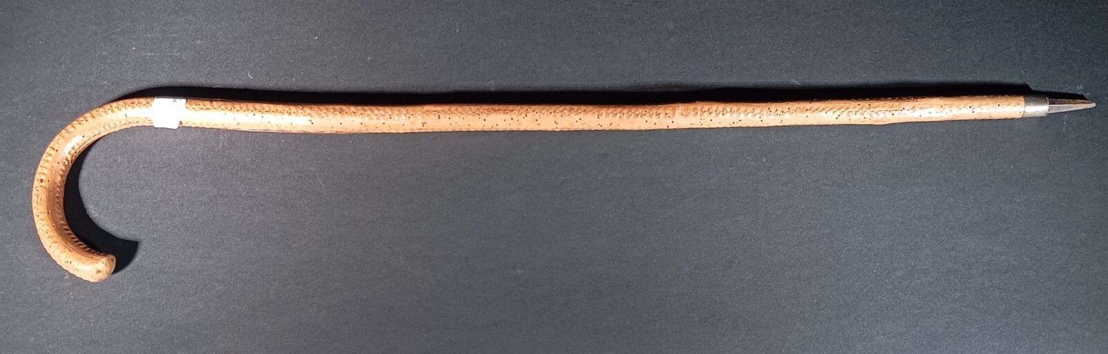 Canne de montagne, fût et poignée bois clair, bout ferré, ABE-BE, LT 9 cm, époque XIXe.