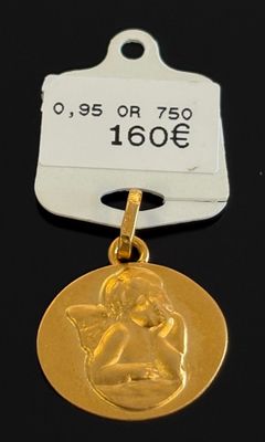 un gros plan d'une médaille à laquelle est attachée une étiquette