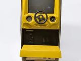 une machine jaune posée sur une table