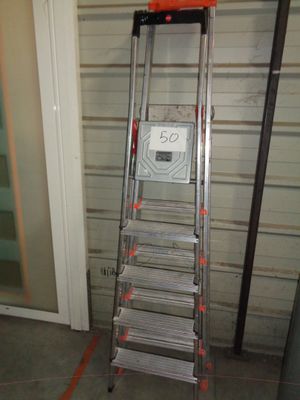 une échelle appuyée contre le mur