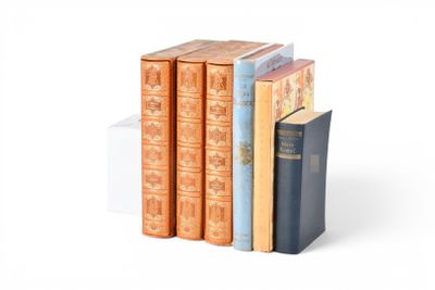 plusieurs livres sont empilés sur une surface blanche
