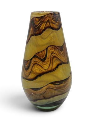 un vase en verre orné d'un motif tourbillonnant marron et noir