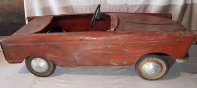une petite voiture rouge posée sur une table