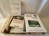 plusieurs livres sont empilés dans une boîte
