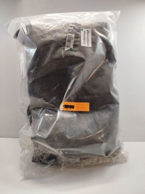 un sac rempli d'une substance noire posé sur une table