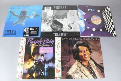 Plusieurs albums de styles musicaux variés sont disposés sur une table