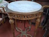 une table avec un plateau en marbre dans une pièce
