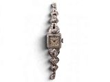 une image d'une montre en diamant sur fond blanc