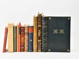de nombreux livres alignés sur une étagère