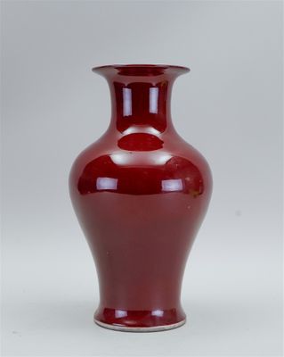 Vase en porcelaine sang-de-boeuf. Chine, XXe siècle. D