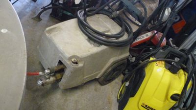 une photo montrant un tas d'outils posés par terre