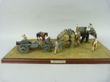 figurine représentant une calèche tirée par des chevaux, avec des personnages et des éléphants