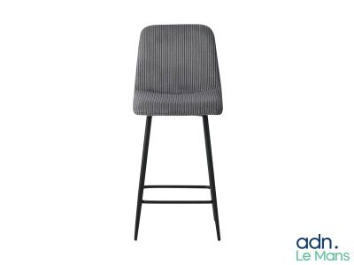 un tabouret de bar gris avec une structure en métal noir et une assise rembourrée grise