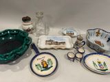 de nombreux types de plats et de bols différents sur la table