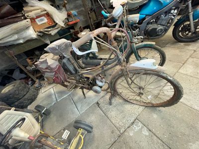 une moto posée par terre à côté d'autres motos