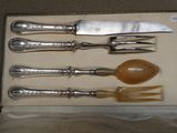 une boîte contenant un couteau, une fourchette, une cuillère et un repose-cuillère