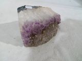 un morceau de roche recouvert d'une substance violette