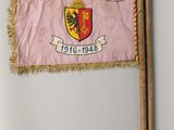 des drapeaux sont accrochés au mur d'une pièce où se trouve un stylo
