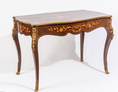 une petite table avec un plateau en bois sur fond blanc